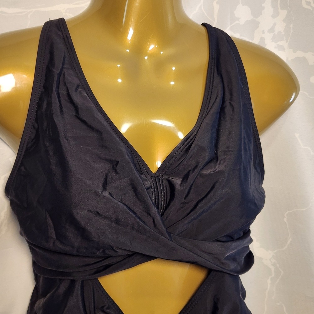 Women's Size XL Black One Piece Swimsuit Ruched Sides Front Cutout Criss Cross